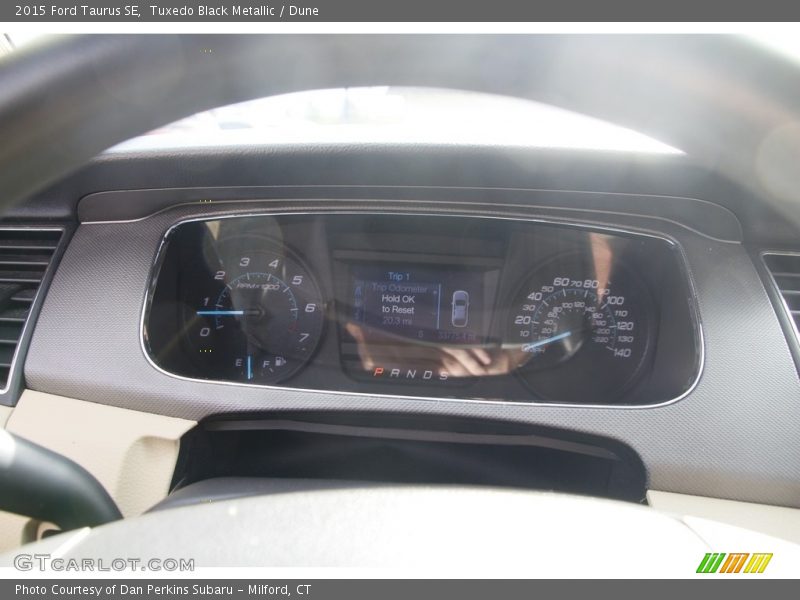 Tuxedo Black Metallic / Dune 2015 Ford Taurus SE