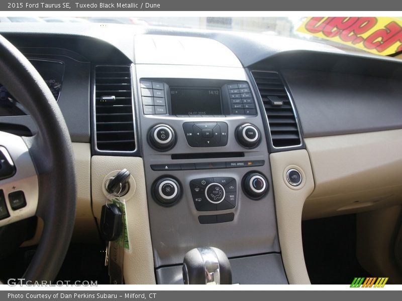 Tuxedo Black Metallic / Dune 2015 Ford Taurus SE