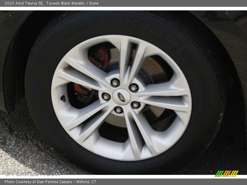 Tuxedo Black Metallic / Dune 2015 Ford Taurus SE