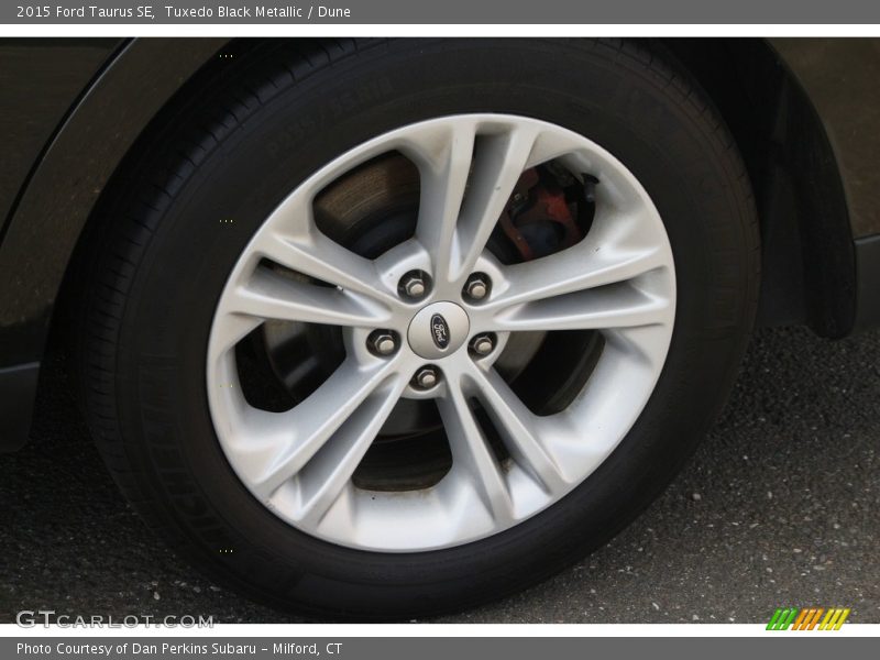 Tuxedo Black Metallic / Dune 2015 Ford Taurus SE