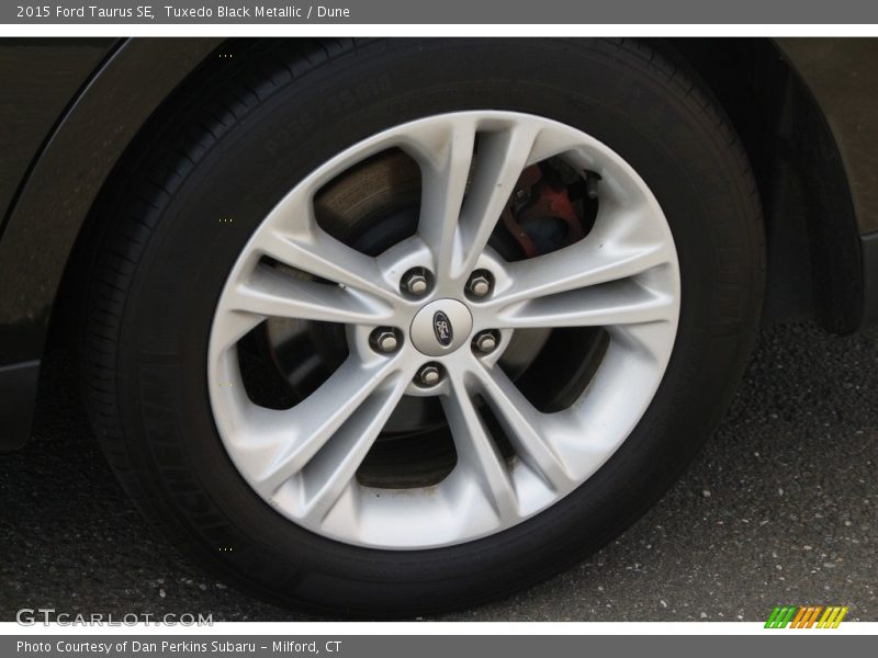 Tuxedo Black Metallic / Dune 2015 Ford Taurus SE