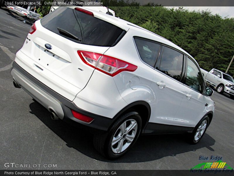 Oxford White / Medium Light Stone 2016 Ford Escape SE