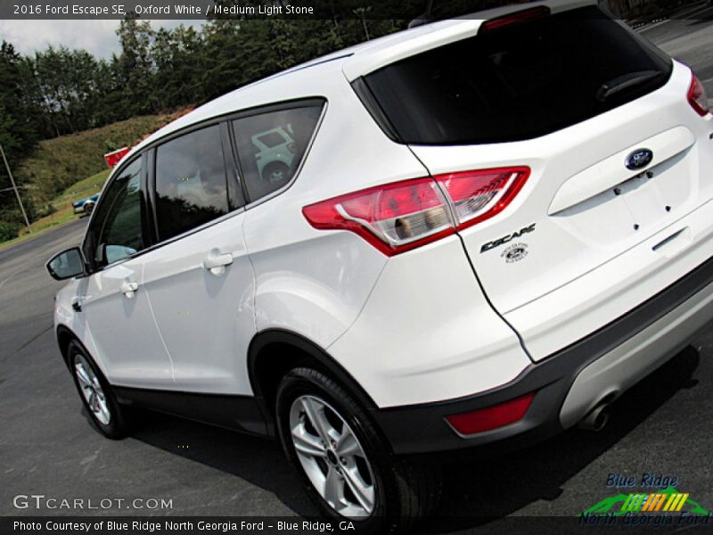 Oxford White / Medium Light Stone 2016 Ford Escape SE