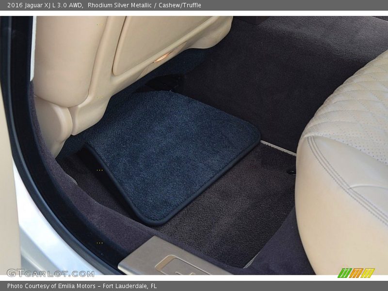Rear Seat of 2016 XJ L 3.0 AWD