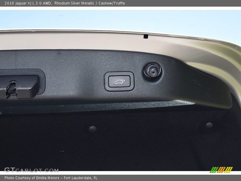 Controls of 2016 XJ L 3.0 AWD