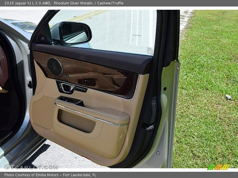 Door Panel of 2016 XJ L 3.0 AWD