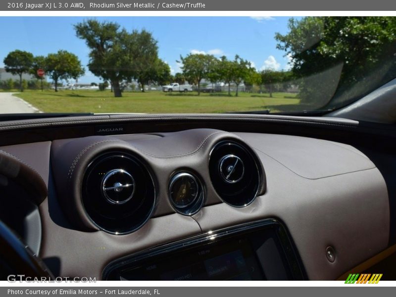 Dashboard of 2016 XJ L 3.0 AWD