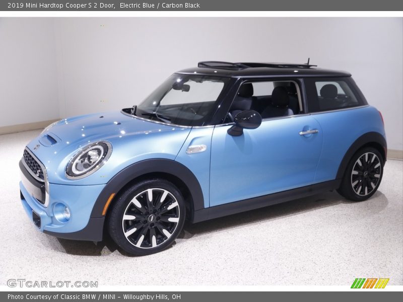 Front 3/4 View of 2019 Hardtop Cooper S 2 Door