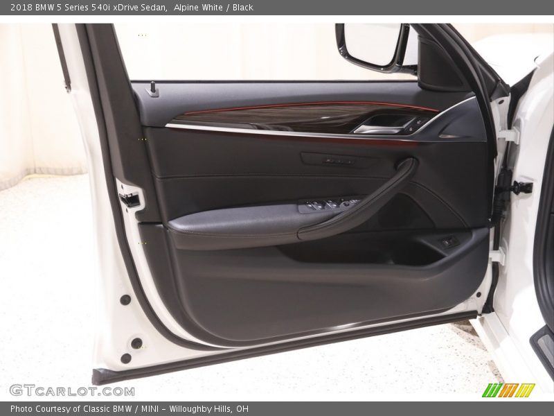 Alpine White / Black 2018 BMW 5 Series 540i xDrive Sedan