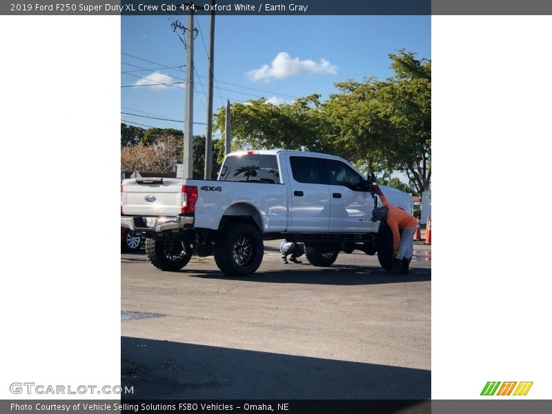 Oxford White / Earth Gray 2019 Ford F250 Super Duty XL Crew Cab 4x4