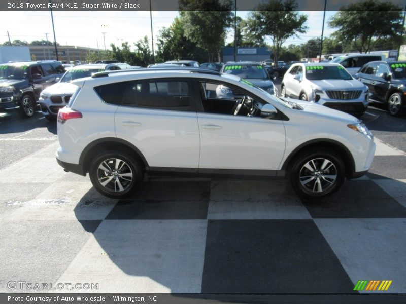 Super White / Black 2018 Toyota RAV4 XLE