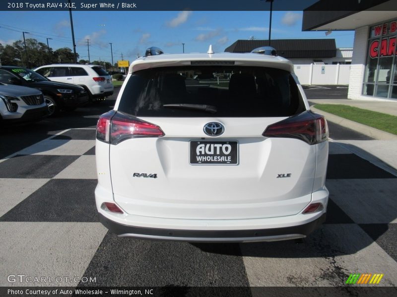 Super White / Black 2018 Toyota RAV4 XLE