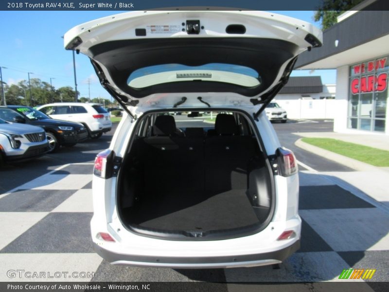 Super White / Black 2018 Toyota RAV4 XLE