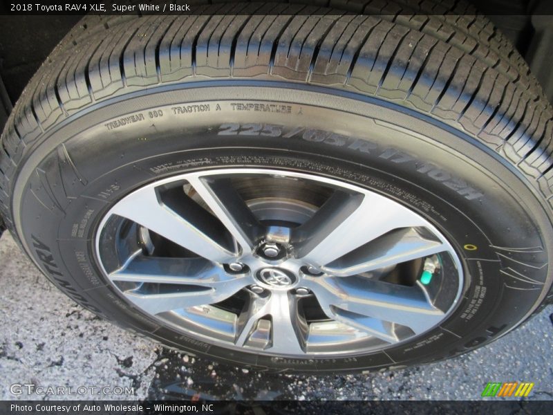 Super White / Black 2018 Toyota RAV4 XLE