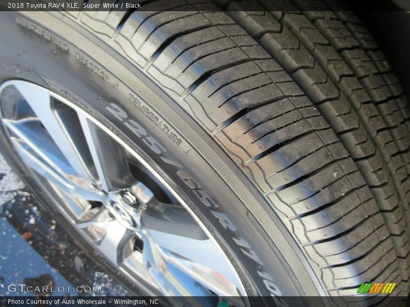 Super White / Black 2018 Toyota RAV4 XLE