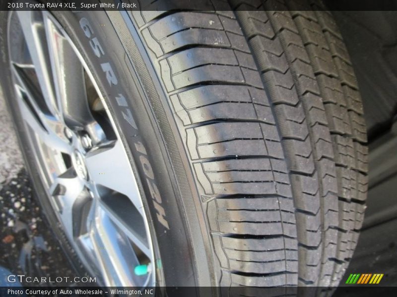 Super White / Black 2018 Toyota RAV4 XLE