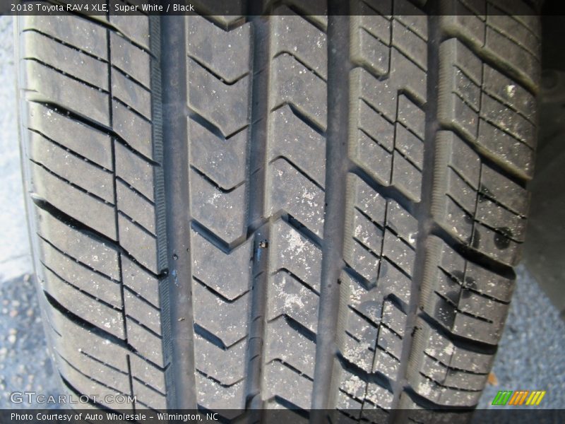 Super White / Black 2018 Toyota RAV4 XLE