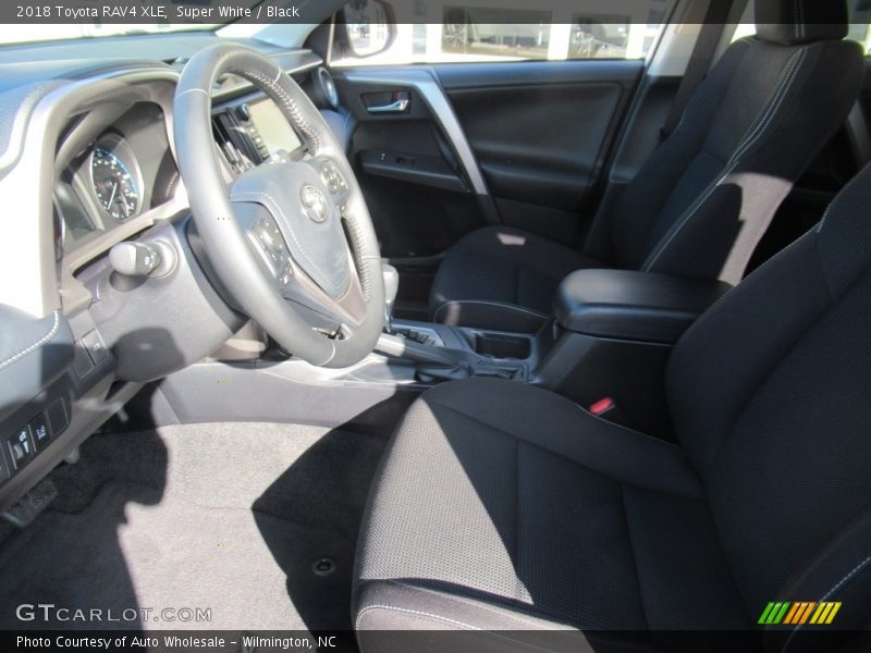 Super White / Black 2018 Toyota RAV4 XLE