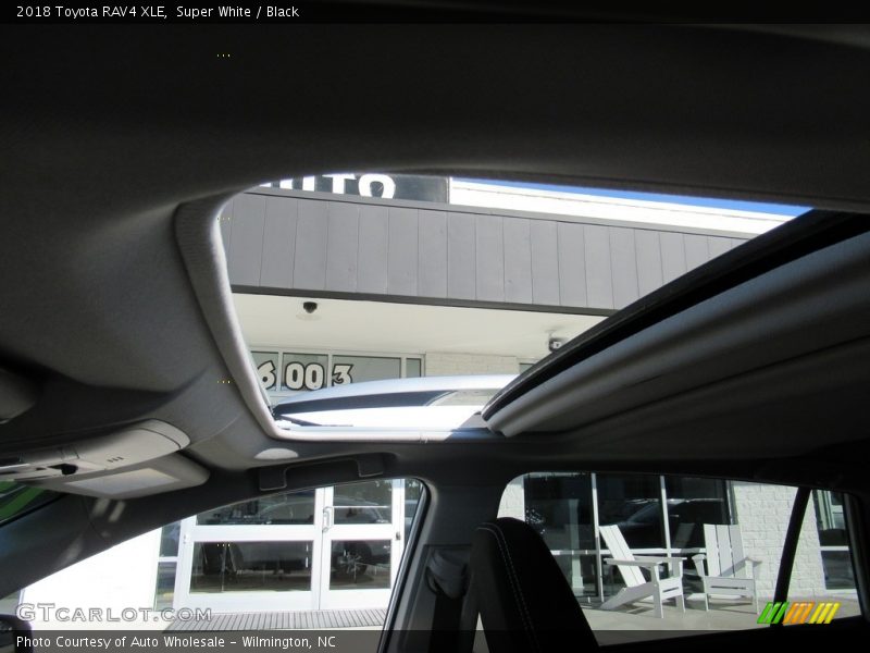 Super White / Black 2018 Toyota RAV4 XLE