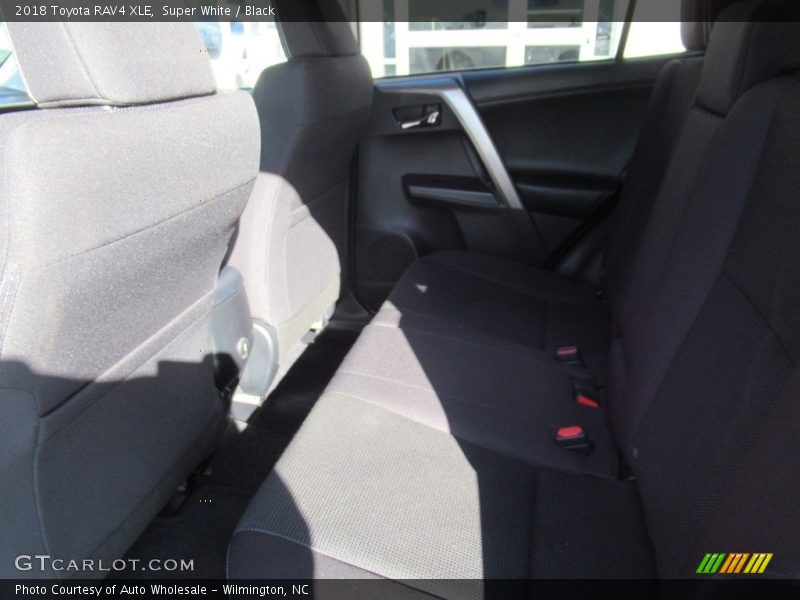 Super White / Black 2018 Toyota RAV4 XLE
