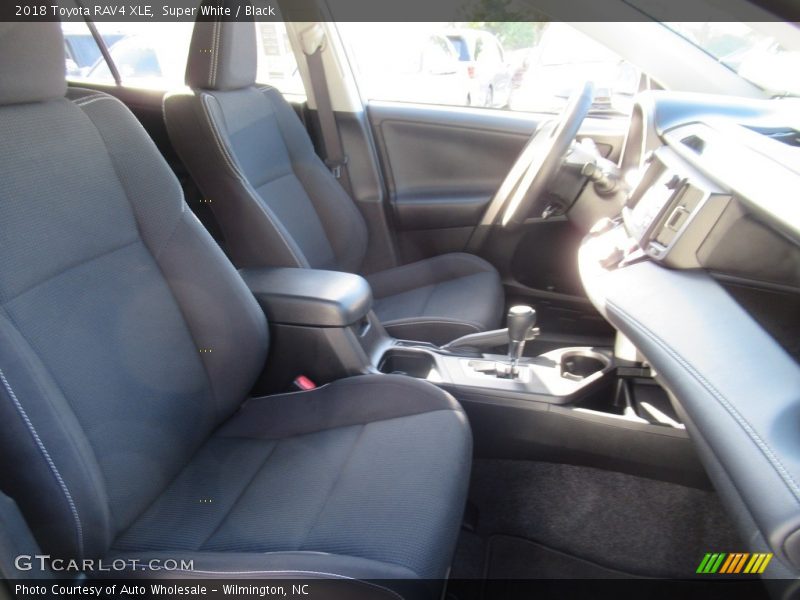 Super White / Black 2018 Toyota RAV4 XLE