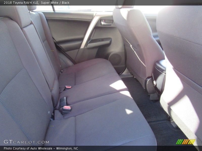 Super White / Black 2018 Toyota RAV4 XLE