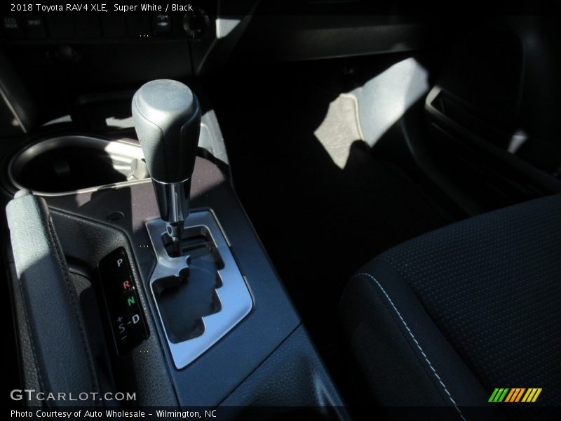 Super White / Black 2018 Toyota RAV4 XLE