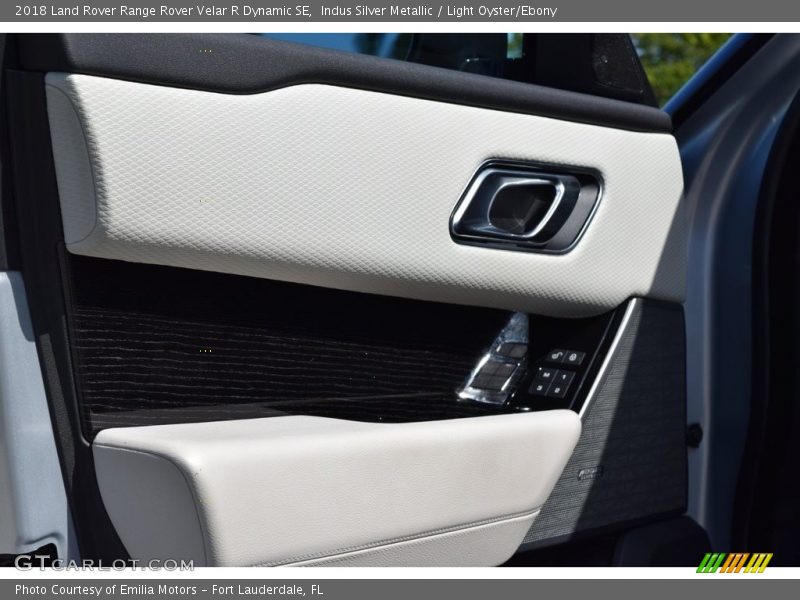 Indus Silver Metallic / Light Oyster/Ebony 2018 Land Rover Range Rover Velar R Dynamic SE