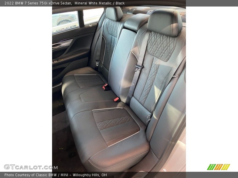 Mineral White Metallic / Black 2022 BMW 7 Series 750i xDrive Sedan