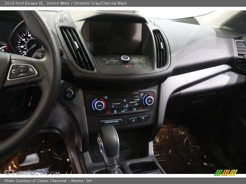Oxford White / Chromite Gray/Charcoal Black 2019 Ford Escape SE