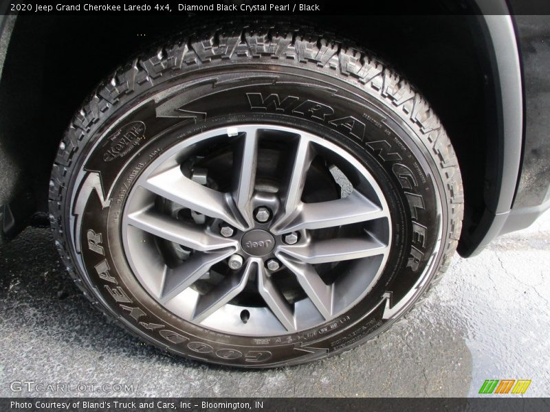 Diamond Black Crystal Pearl / Black 2020 Jeep Grand Cherokee Laredo 4x4