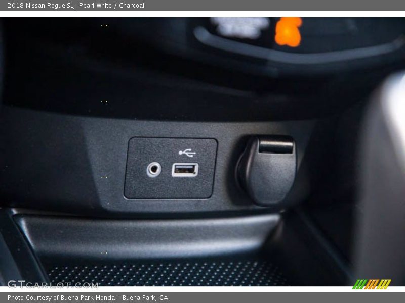 Pearl White / Charcoal 2018 Nissan Rogue SL