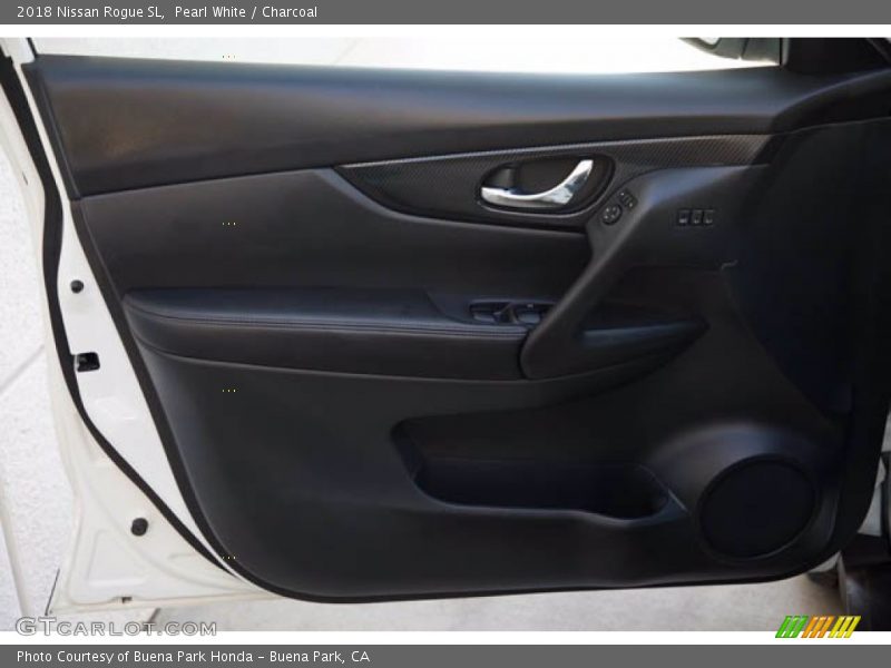 Pearl White / Charcoal 2018 Nissan Rogue SL