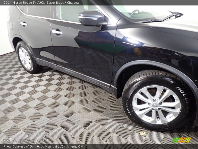 Super Black / Charcoal 2014 Nissan Rogue SV AWD