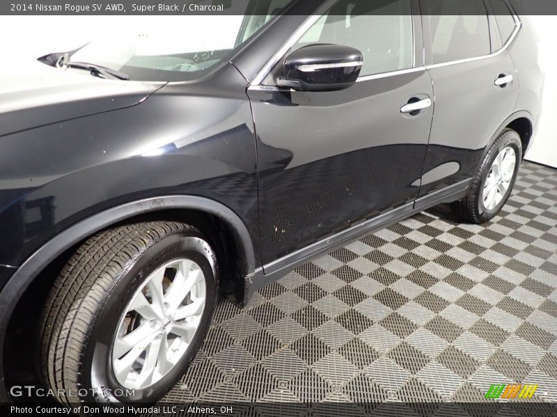 Super Black / Charcoal 2014 Nissan Rogue SV AWD