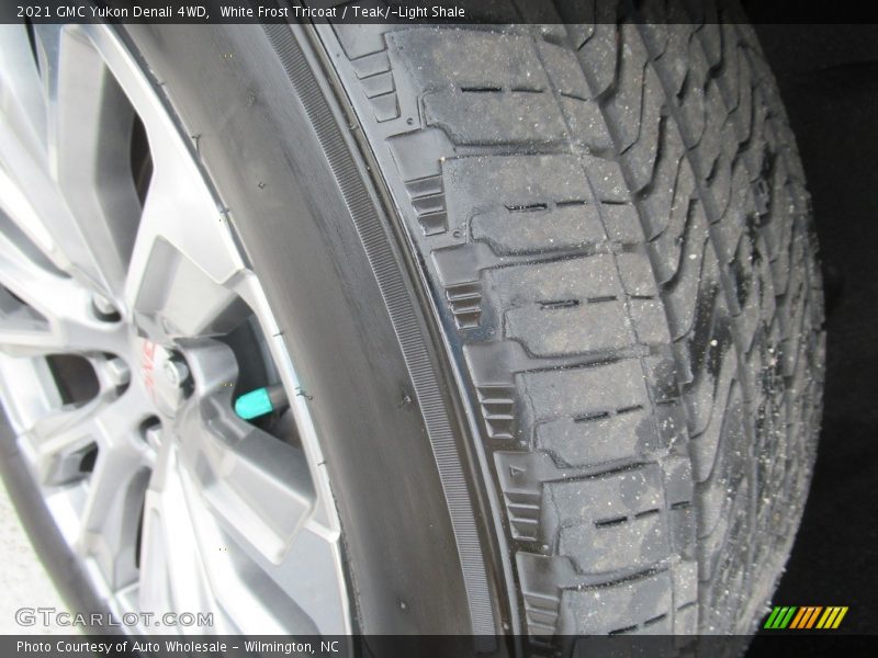 White Frost Tricoat / Teak/­Light Shale 2021 GMC Yukon Denali 4WD