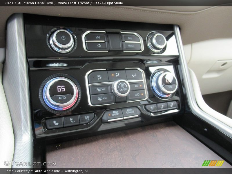 White Frost Tricoat / Teak/­Light Shale 2021 GMC Yukon Denali 4WD