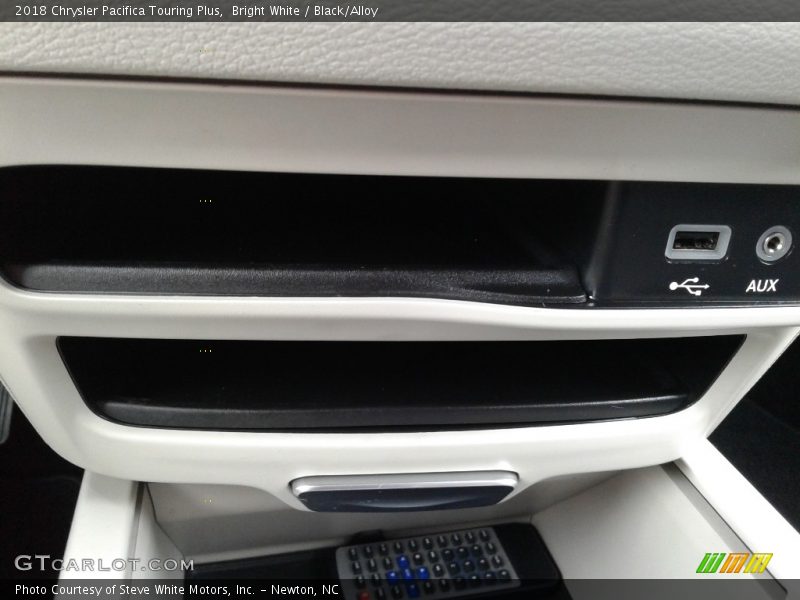 Bright White / Black/Alloy 2018 Chrysler Pacifica Touring Plus