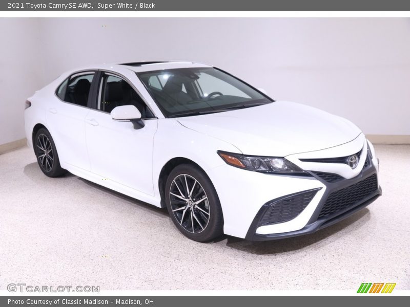 Super White / Black 2021 Toyota Camry SE AWD