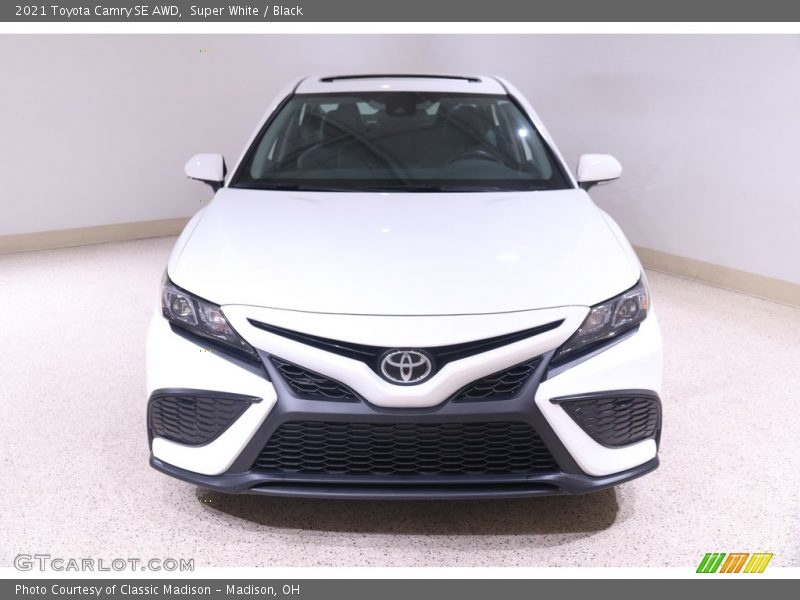 Super White / Black 2021 Toyota Camry SE AWD