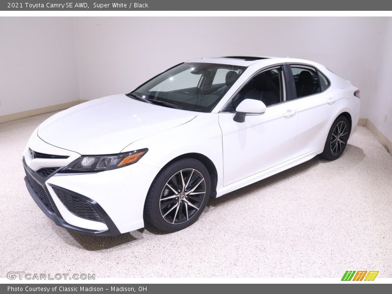 Super White / Black 2021 Toyota Camry SE AWD