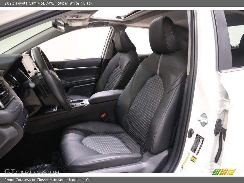 Super White / Black 2021 Toyota Camry SE AWD