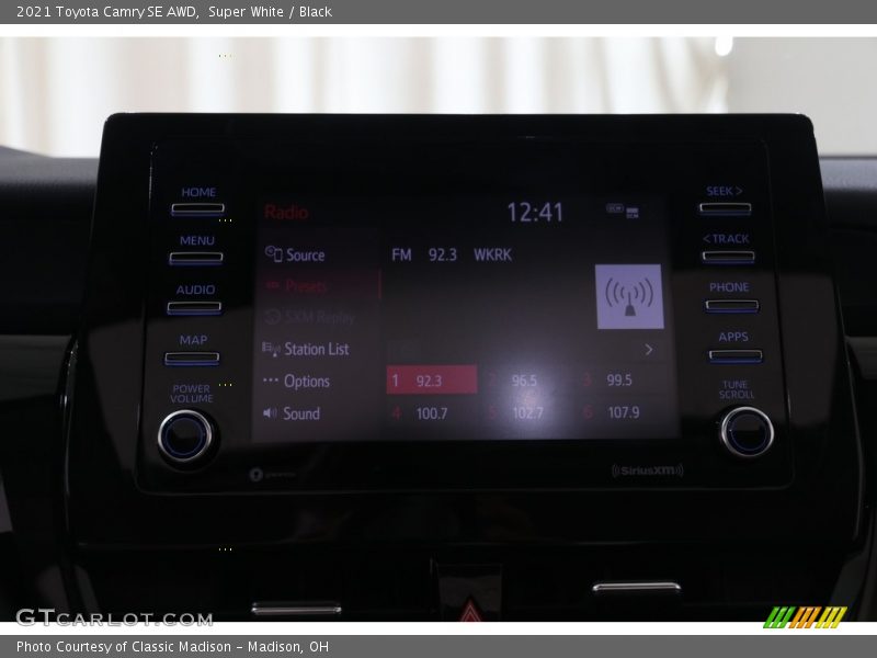 Super White / Black 2021 Toyota Camry SE AWD