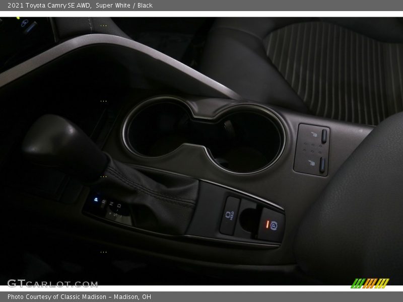 Super White / Black 2021 Toyota Camry SE AWD