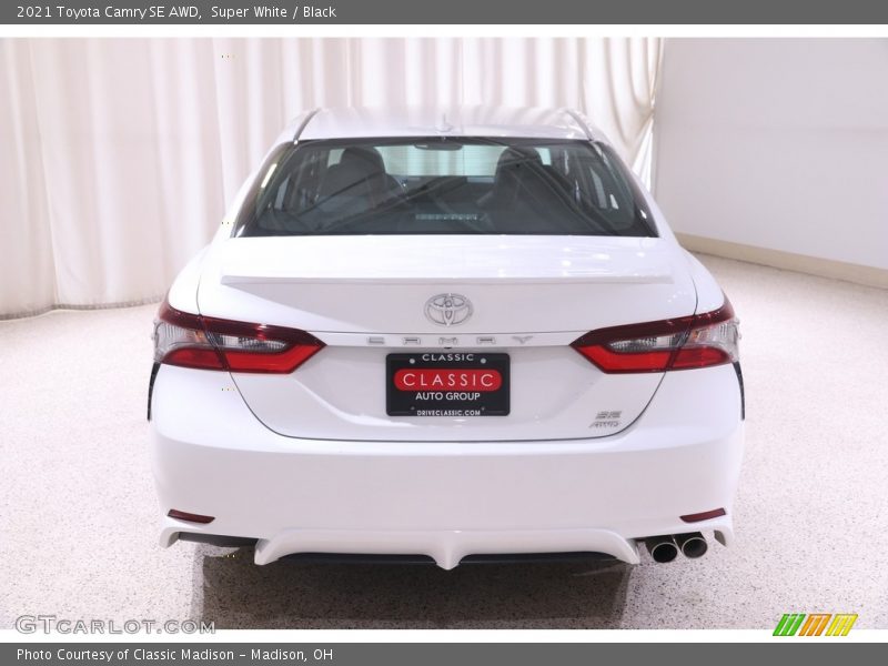 Super White / Black 2021 Toyota Camry SE AWD