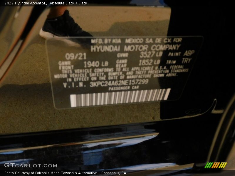 Absolute Black / Black 2022 Hyundai Accent SE