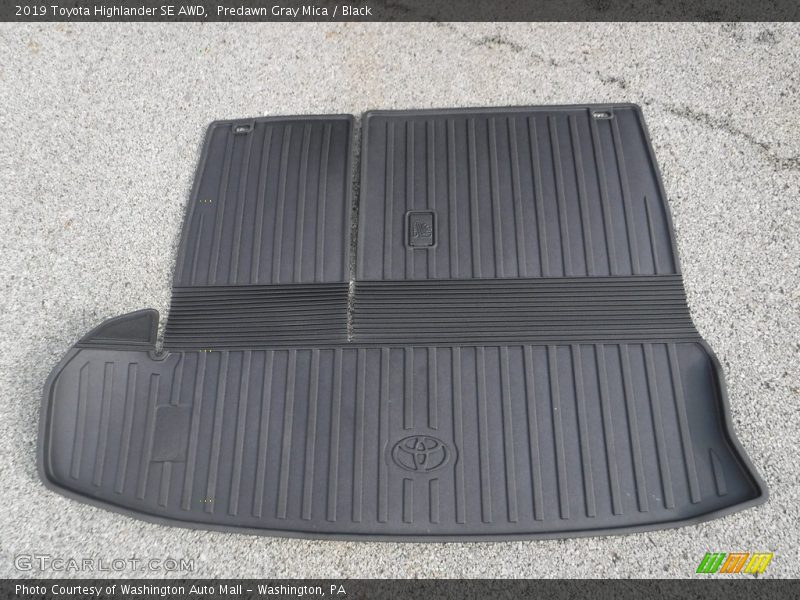 Predawn Gray Mica / Black 2019 Toyota Highlander SE AWD