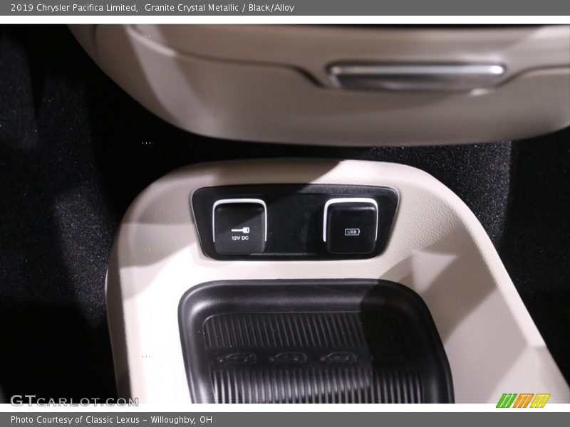 Granite Crystal Metallic / Black/Alloy 2019 Chrysler Pacifica Limited