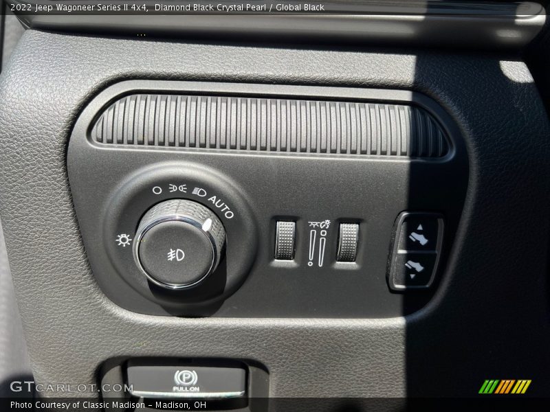 Diamond Black Crystal Pearl / Global Black 2022 Jeep Wagoneer Series II 4x4