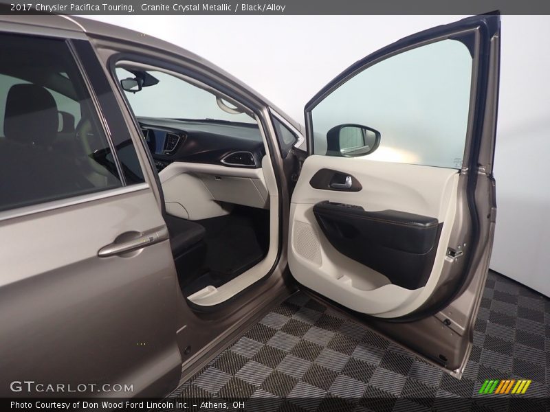 Granite Crystal Metallic / Black/Alloy 2017 Chrysler Pacifica Touring
